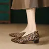 Zapatos de mujer de punta suave estilo francés de tacón bajo 2026 versátiles elegantes para ir al trabajo tacón bajo zapatos de cuero estilo británico negro