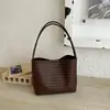 Bolso tejido retro estilo coreano para mujer, nuevo bolso cubo de moda nicho otoño e invierno 2026, bolso cruzado versátil para el día a día