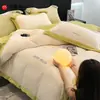 Xiangling Productos Premium Estilo Lujo Ligero Sensación de Alta Gama Bordado de Felpa de Leche Borde Ancho Juego de Cama de Cuatro Piezas Sábana Funda de Edredón Funda de Almohada Ropa de Cama