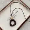 Colar com Pingente Irregular Cor de Café Vintage para Mulheres, Novo Estilo Outono e Inverno 2026, Acessório de Corrente Longa para Suéter