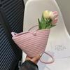 La bolsa popular de este año para mujer 2024 nueva moda bolso cubo de ratán de alta gama estilo playa bolso de hombro cruzado