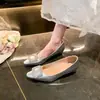 Zapatos de vestir de alta gama estilo francés con pedrería para mujer, nuevos versátiles para otoño e invierno 2026, tacón grueso, punta cuadrada, elegantes zapatos de un solo color