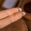 Silver Art Source Pendientes de Plata Pura S925 Diseño de Nicho Personalizado Lujo Ligero Estilo Retro Ins en Forma de Corazón Modelo Nuevo