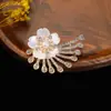 Broche de Flor de Ameixa Tridimensional com Pingente de Pérola de Luxo Leve Versátil Corsage Acessório de Pino Anti-Exposição para Roupas