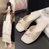 Chinelos Femininos de Verão com Laço Francês e Bico Quadrado, Solado Macio, Fundo Plano, Chinelos Brilhantes e Transparentes, Sandálias de Dedo para Praia, Atacado