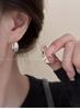 Pendientes de aguja con letras geométricas de trefilado, chapados en plata y oro auténtico, sencillos y elegantes, de alta gama y con un toque de sentido para mujer.