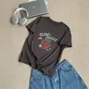 Camiseta de algodão estilo cartoon com estampa de morango em cinza escuro, floco de neve, fofa, rejuvenescedora, casual, solta, moderna, top versátil