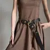 Cinturón de Mujer 2025 Nuevo Estilo de Alta Gama para Faldas y Jeans con Tachuelas Accesorio de Nicho Cinturón Estilo Wasteland de Moda
