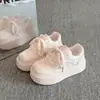 Zapatillas blancas ligeras con plataforma de aumento de altura para mujer, nuevas zapatillas casuales primavera y otoño 2026, mocasines estudiantiles adelgazantes y versátiles