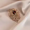 Broche Borboleta de Vidro de Luxo de Alto Padrão Transfronteiriço, Cristal Retro Incrustado com Diamantes, Elegante e Estiloso Broche para Blazer de Terno para Mulheres
