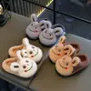 Chinelos de algodão fofos para crianças para outono e inverno, chinelos confortáveis e quentes de desenho animado para crianças mais velhas, chinelos de pelúcia da moda para bebês com fleece adicionado