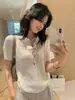 Camiseta de punto de manga corta con cuello polo hueco color avena para mujer, estilo verano old money, tacto de alta gama, hombro normal