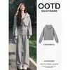 Sudadera con capucha corta gris, pantalones anchos holgados, conjunto deportivo casual, diseño en el hombro derecho, efecto adelgazante, corte relajado