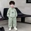 Conjunto de Roupas de Outono para Meninos 2026 Novo Roupa Esportiva Infantil Primavera e Outono Crianças Pequenas e Médias Moletom Calça Casual Conjunto de Duas Peças