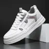Nuevas zapatillas casuales para hombre 2025, zapatillas blancas versátiles con suelas gruesas, zapatos de moda estilo Hong Kong, zapatos para estudiantes