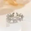 Chica Guapa Lleva Anillo Abierto de Mariposa de Circonita Morado Oscuro Anillo Personalizado de Nicho para Mujeres