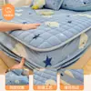 Falda de Cama Acolchada Estampada de Vellón de Leche Juego de Tres Piezas Cubierta Protectora de Colchón Más Terciopelo Cubierta de Esterilla Cálida de Invierno Antideslizante a Prueba de Suciedad