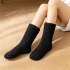 Meias de Lã Coral de Cor Sólida para Homens e Mulheres, Meias para Dormir de Outono e Inverno, Meias Pós-Parto Espessas Antiderrapantes, Meias de Meia-Canela para Casa, Atacado