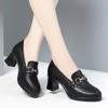Zapatos de cuero pequeños que combinan con todo para mujer, nuevos zapatos de primavera y otoño de 2023 para mujer, zapatos de mujer de mediana edad, zapatos de madre de cuero suave con tacón grueso