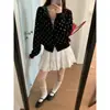 Top corto con capucha de punto fino de color contrastante con lunares estilo coreano, chaqueta corta holgada adelgazante con doble cremallera para mujer