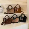 Bolso de mano de alta gama vintage, versátil y elegante, nuevo diseño de bloques de color, bolso de hombro elegante y moderno para mujer, bolso tipo cubo de moda para mujer