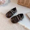 Sapatos de couro com sola macia para meninas, nova coleção de outono 2026, sapatos infantis, sapatos de princesa estilosos e bonitos para meninas pequenas, adequados para apresentações