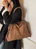 Bolso de hombro nuevo y elegante con remaches 2026, bolso tote de gran capacidad, bolso de axila versátil de alta gama para mujer, casual, para el trabajo