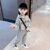 Conjunto de Celebridade da Internet para Meninas Outono 2025 Novo Conjunto Esportivo Casual com Capuz para Crianças Três Peças Tendência