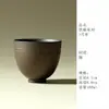 Juego de té de cerámica gruesa vidriada con detalles dorados, que incluye un cuenco con tapa de cerámica, una taza de té, una tetera con asa lateral y una taza de maestro, así como un cuenco para matcha