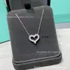 Collar de corazón de la marca Tiff T para mujer, oro rosa de 18 quilates, colgante exquisito de oro V, cadena para la clavícula de nudo versátil de nicho