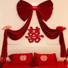 Conjunto de decoração para quarto de casamento, incluindo um painel em formato de laço para o quarto, decorações para a cabeceira da cama e uma variedade de suprimentos de casamento.