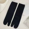 Calcetines de dos dedos para mujer, color liso, longitud media hasta la pantorrilla, estilo primavera y otoño, algodón puro, absorbentes de sudor, resistentes al olor, calcetines de punta dividida, para zapatos de pezuña de caballo, calcetines de punta dividida