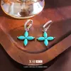 Fivela de Brinco de Trevo de Quatro Folhas Turquesa Geométrica com Strass Incrustado Estilo Chinês Novo Brincos Versáteis Elegantes Joia de Orelha com Senso de Design de Nicho