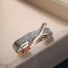 Anillo de Cobre para Mujer con Baño de Cobre Blanco K de Venta Caliente Transfronteriza con Circonita Simple y Personalizado en Forma de X Bicolor Nueva Joyería al Mayoreo