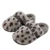 Chinelos de Pelúcia de Algodão Estilo Coreano com Estampa de Leopardo para Mulheres, Outono/Inverno, com Design de Fivela, com Fleece Adicionado para Aquecimento, Chinelos Domésticos de Interior