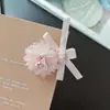 Grampo de Cabelo Flor de Renda Elegante para Primavera e Verão, Presilha Lateral Super Delicada para Franja, Acessório de Cabelo para Sessão de Fotos na Praia, Ornamento de Cabelo para Mulheres