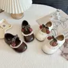 Zapatos Mary Jane dulces de fresa estilo coreano para niñas, nuevos zapatos de cuero para el día a día de niños con ribete de encaje vintage, suela suave, de princesa