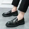 Novos Mocassins de Fivela Dupla de Pino Grande para Homens 2023, Couro Patente Brilhante Salto Grosso, Sola Grossa, Aumento de Altura, Sapatos Casuais de Couro para Cabeleireiro