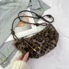 Bolso de Felpa con Estampado de Leopardo Nuevo 2025, Bolso de Hombro de Moda, Bolso Cruzado para el Trabajo, Bolso Croissant Elegante y Relajado, Bolso de Axila