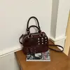 Bolso de mano retro con remaches estilo coreano para otoño/invierno para mujer, nueva colección 2026, acabado mate, diseño de nicho, bolso de hombro, bolso cruzado, bolso cuadrado de motocicleta