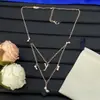 Collar Nuevo Modelo de Marca de Lujo Transfronteriza Europea y Americana 2025 con Logo y Letras Incrustadas de Diamantes para Mujer, Sensación de Alta Gama, Fotos Reales, Collar al por Mayor