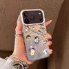 Funda de teléfono de Crayon Shin-chan para iPhone 17 Pro Max, 16 Plus, 15, 14, 13 y Apple 12, con un colorido diseño plateado