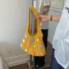 Bolsa de Ombro Tecida Vazada para Axila Feminina 2026 Novo Estilo Bolsa de Tricô com Flor de Lã Grande Capacidade Tote de Ombro
