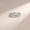 Anillo de Banda Retorcida de Plata S925 con Moissanita para Mujer en Stock, Diseño de Nicho, Anillo de Banda de Lujo Ligero, Venta al por Mayor Directa de Fábrica