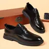 Sapatos Masculinos Moda Cavalheiro Casual Sapatos de Couro Negócios Estilo Britânico Sapatos de Trabalho Versátil Sapatos de Casamento Fivela Preta Sapatos da Moda