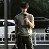 Camiseta de verano para hombre de punto de seda de hielo gris con mangas cortas, estilo old money, estilo fitness americano con puños ajustados que realzan la fuerza