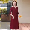 Vestido estiloso para mãe, modelagem solta, comprimento médio, nova coleção primavera/outono, design falso de duas peças, mangas compridas, adequado para mulheres de meia-idade e idosas, tecido grosso