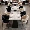 Mesa de travertino minimalista de lujo ligero sillas de terciopelo con respaldo suave estilo minimalista italiano restaurante occidental uso doméstico mesa redonda de madera maciza con borde envuelto
