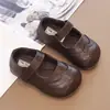 Zapatos de rendimiento para niñas, nueva colección primavera/otoño 2026, bailarinas negras de suela blanda para niñas pequeñas, zapatos de un solo color con punta poco profunda