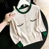 ¡Un disparo real! Foto real de la camiseta básica de punto de lana para mujer de otoño e invierno 2026, en un estilo inspirado en Chanel, como un top de manga larga o un suéter.